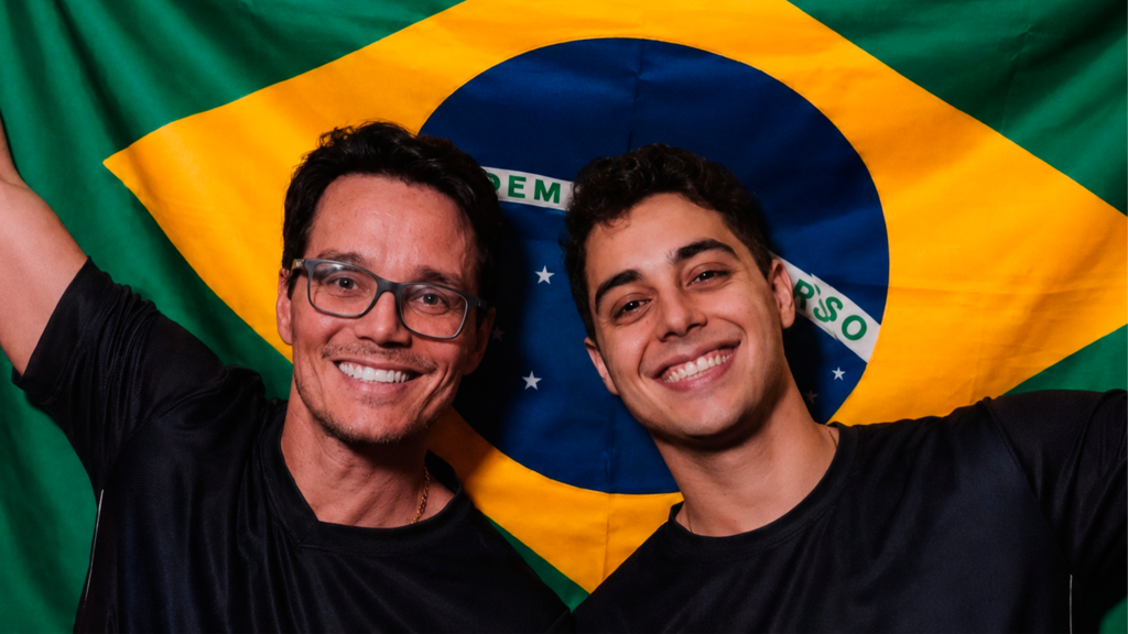 Jogadores do Ei Nerd Esports comemoram classificação no MRC Season 8 segurando a bandeira do Brasil.