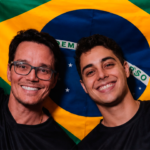Jogadores do Ei Nerd Esports comemoram classificação no MRC Season 8 segurando a bandeira do Brasil.