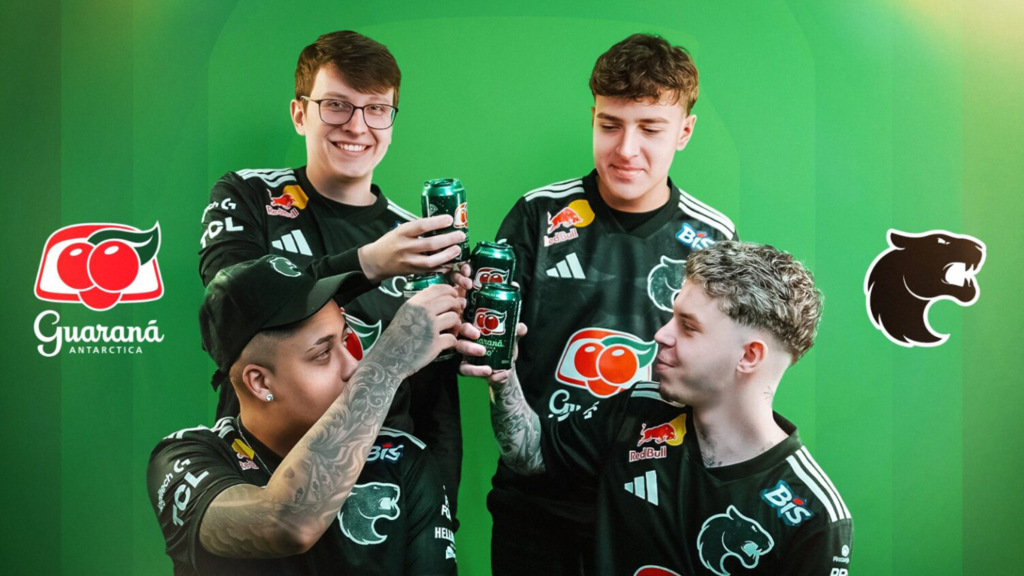 Jogadores da FURIA celebram parceria com a Guaraná Antarctica durante anúncio do novo patrocínio master.
