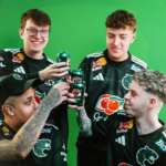Jogadores da FURIA celebram parceria com a Guaraná Antarctica durante anúncio do novo patrocínio master.