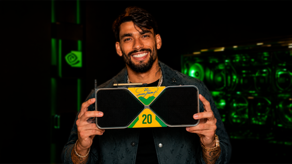 Lucas Paquetá segurando a GeForce RTX 5080 Founders Edition personalizada e autografada pela NVIDIA GeForce Brasil.