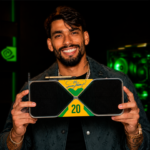 Lucas Paquetá segurando a GeForce RTX 5080 Founders Edition personalizada e autografada pela NVIDIA GeForce Brasil.