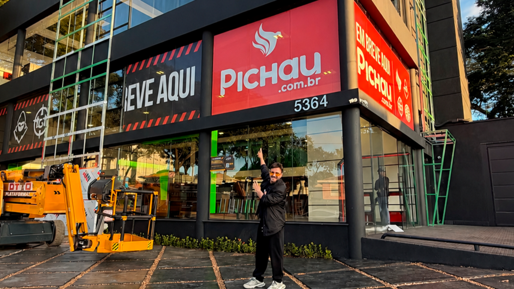 Interior da primeira loja física da Pichau em São Paulo com showroom de produtos gamers.