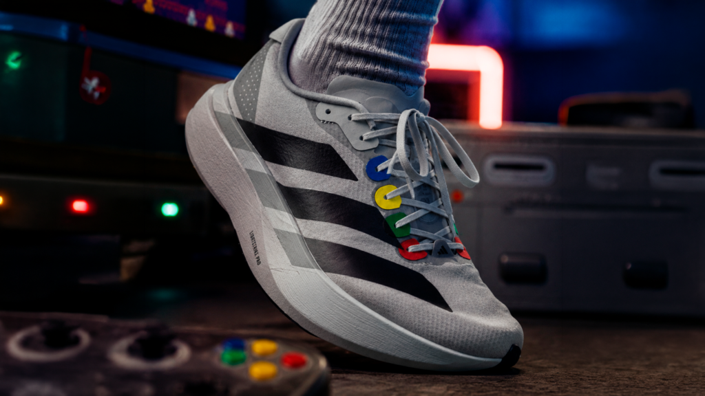 Tênis Adidas Adizero EVO SL The Grey Console inspirado em videogames clássicos.