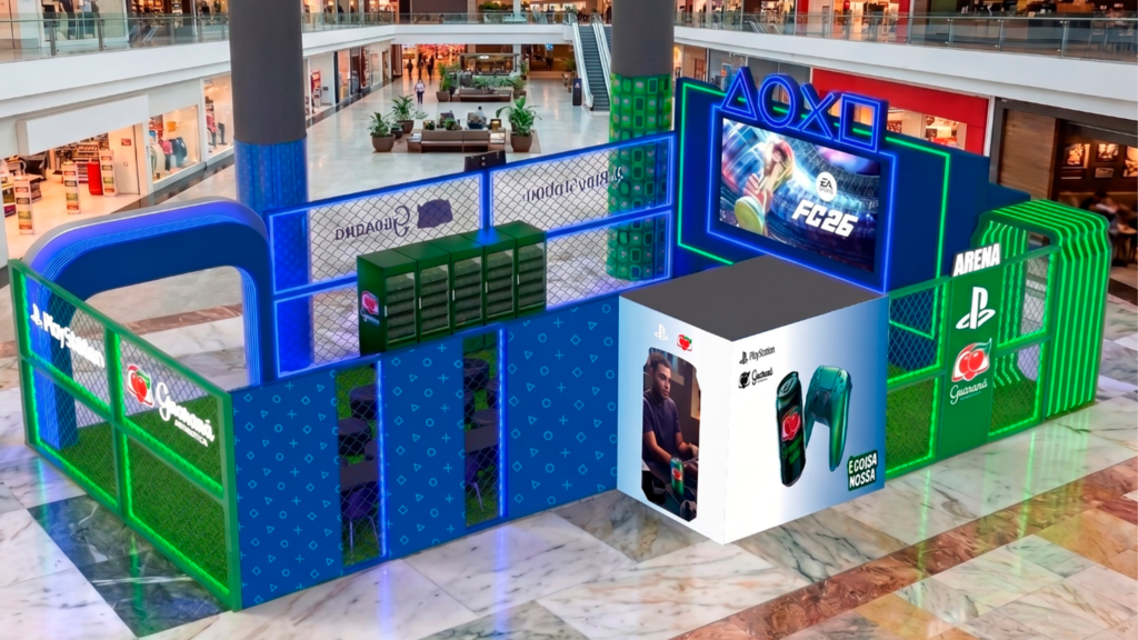 Arena gamer da PlayStation e Guaraná Antarctica no Shopping Cidade São Paulo com estações de PlayStation 5.
