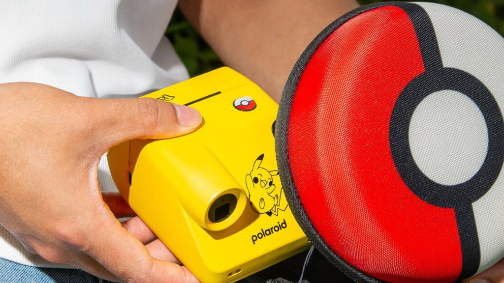 Câmera Polaroid amarela de Pikachu e case inspirado em Poké Bola