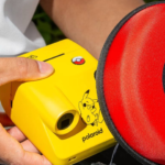 Câmera Polaroid amarela de Pikachu e case inspirado em Poké Bola