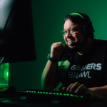 Estande da Gamers Brawl na BGS 2026 com Kami e Gordox